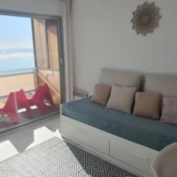 Vue du salon et du balcon vue sur mer de l’Écrin de sérénité