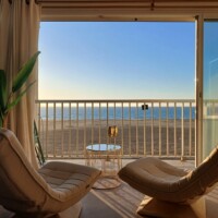 Vue sur la mer depuis le balcon de la suite Balnéo face à la mer Port la nouvelle