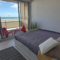 Vue de la chambre et du balcon vue sur mer de l’Écrin de sérénité