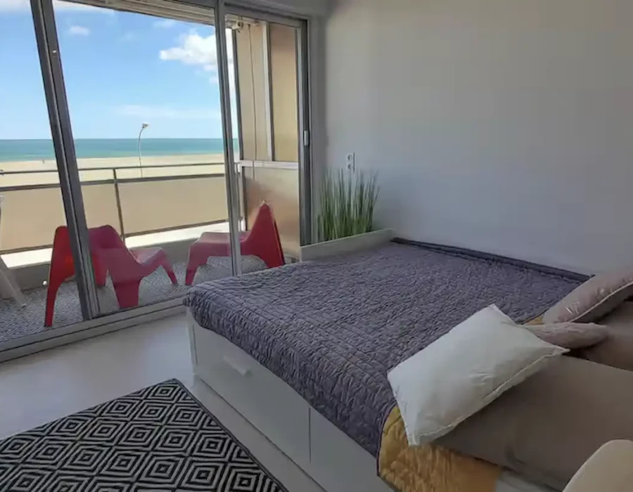 Vue de la chambre et du balcon vue sur mer de l’Écrin de sérénité