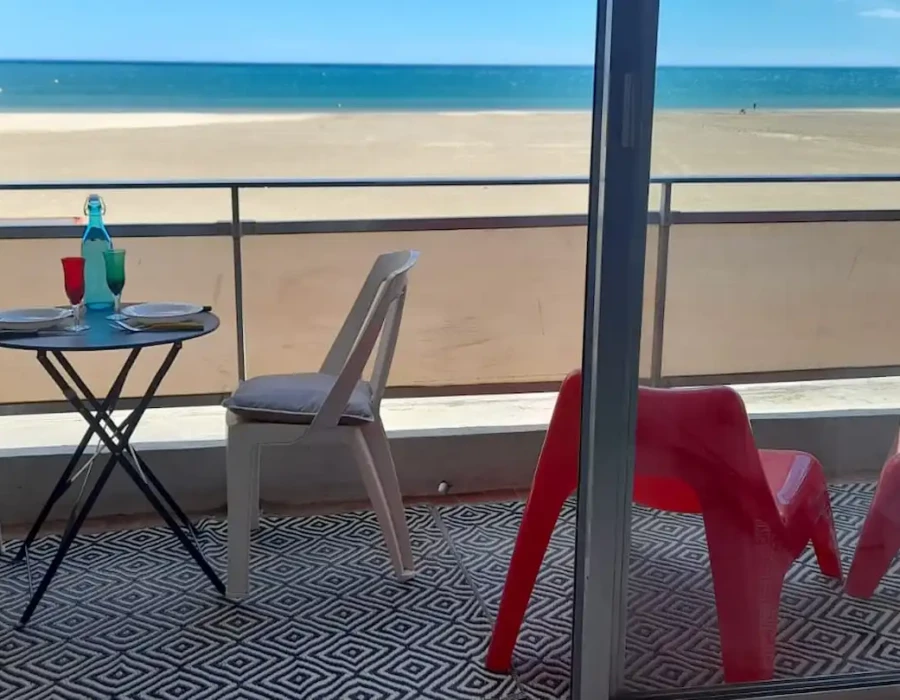 Vue de la plage et de la mer depuis le balcon privatif de l’Écrin de sérénité