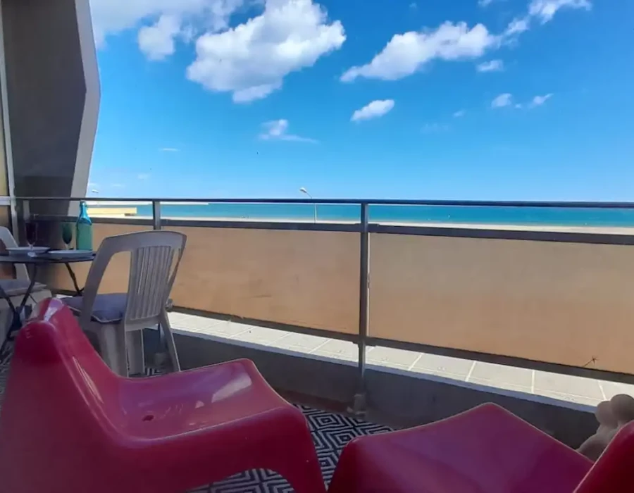 Vue de la plage et de la mer depuis le balcon privatif de l’Écrin de sérénité