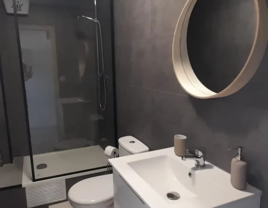 Vue de la salle de bain avec douche de l’Écrin de sérénité