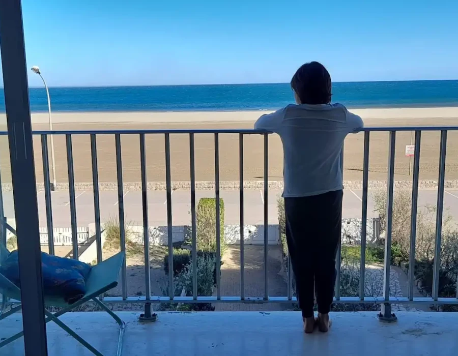 Vue sur la mer depuis le balcon de l'appartement Face à la Mer