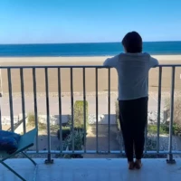 Vue sur la mer depuis le balcon de l'appartement Face à la Mer