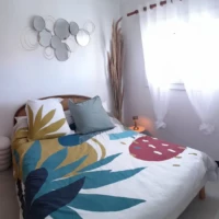 Chambre avec lit double 140×190, appartement familial vue mer Port-la-Nouvelle