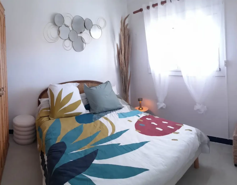 Chambre avec lit double 140×190, appartement familial vue mer Port-la-Nouvelle