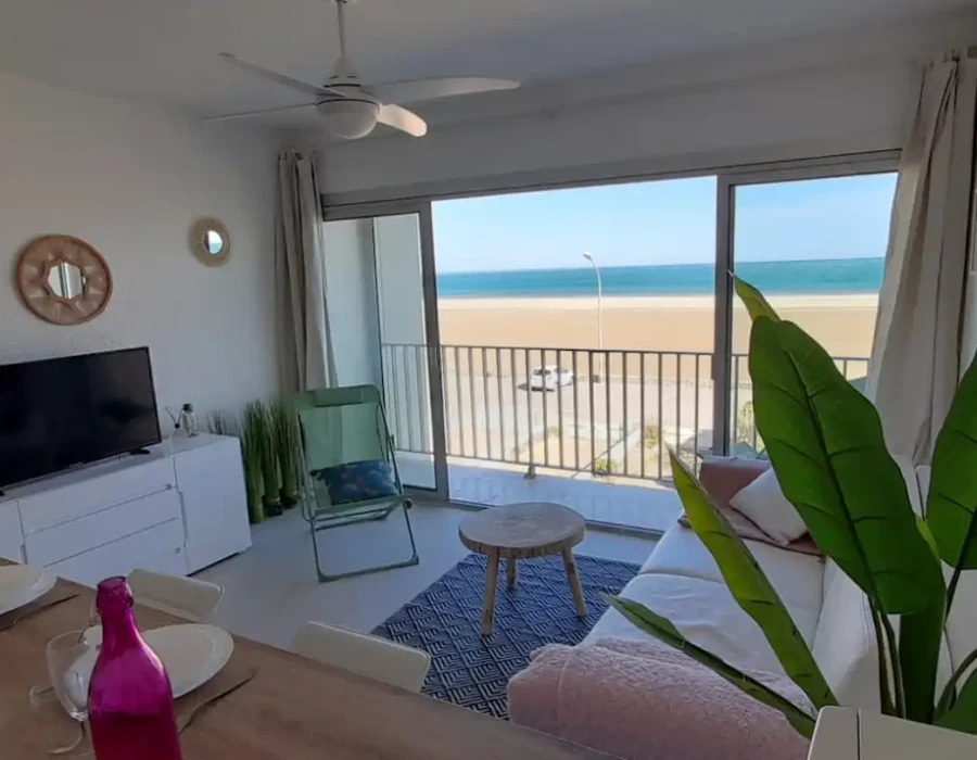 Salon et cuisine équipée avec vue mer, appartement familial 4 personnes Port-la-Nouvelle