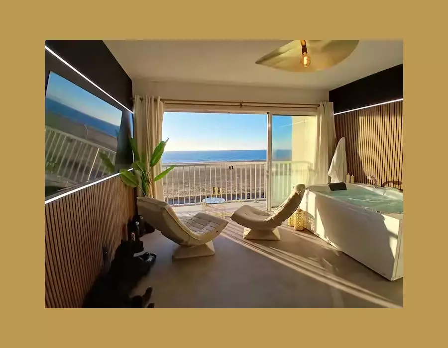 Vue de la suite Balnéo face à la mer Port la nouvelle avec vue sur mer depuis le balcon