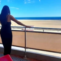 Vue de la plage et de la mer depuis le balcon privatif de l’Écrin de sérénité