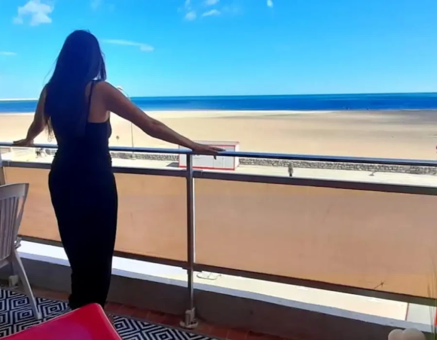 Vue de la plage et de la mer depuis le balcon privatif de l’Écrin de sérénité