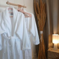 Peignoirs de chambre dans la suite Balnéo face à la mer Port la nouvelle