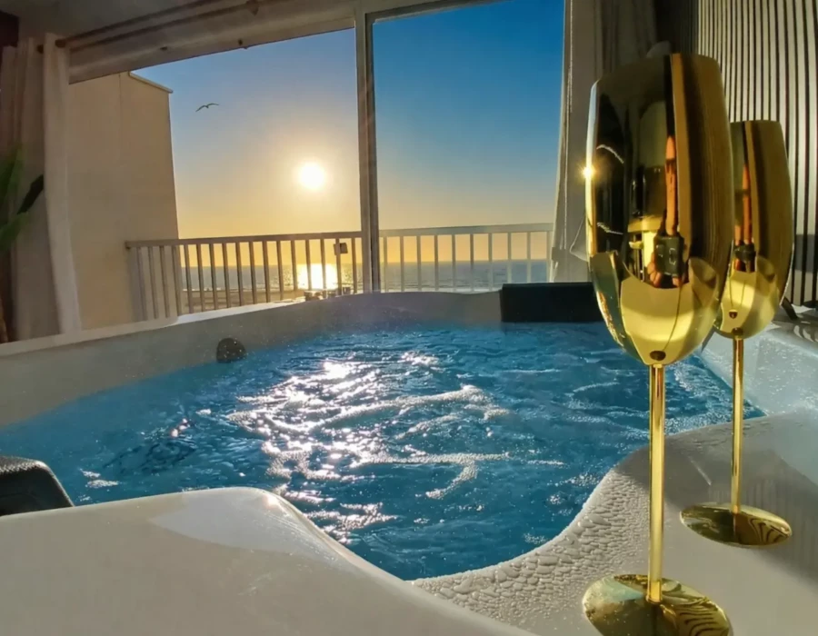 Vue de la balnéothérapie de la suite Balnéo face à la mer Port la nouvelle